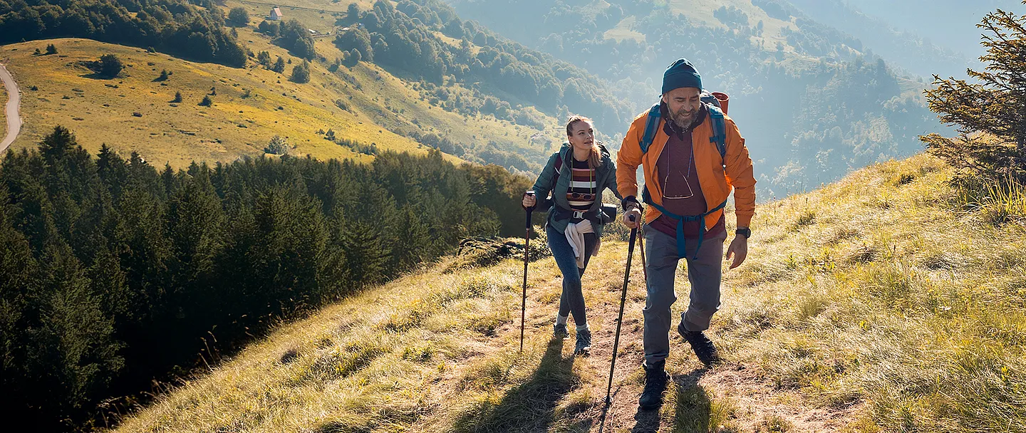 Nahaufnahme eines jungen Paares, das zusammen in den Bergen wandert.
