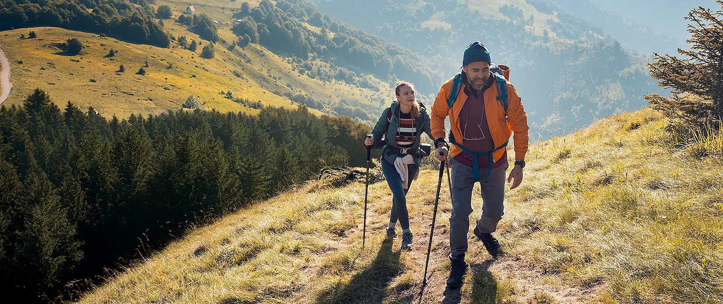 Nahaufnahme eines jungen Paares, das zusammen in den Bergen wandert.